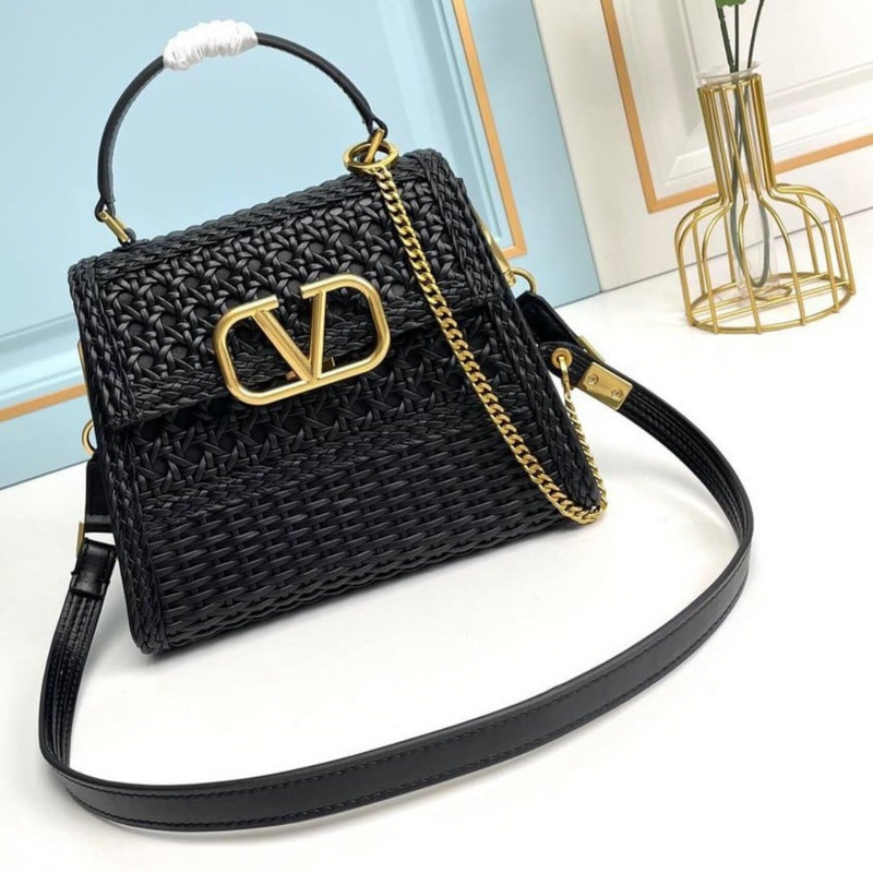 Bolsa Valentino VLogo Preta em Palha Trançada – Sofisticação Atemporal com Toque Artesanal