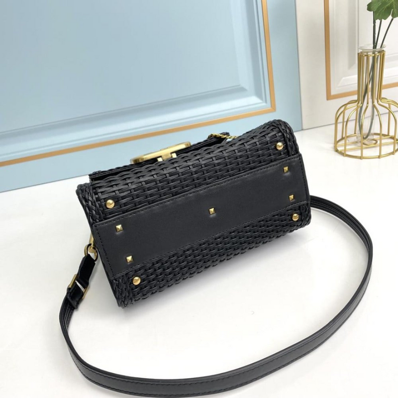 Bolsa Valentino VLogo Preta em Palha Trançada – Sofisticação Atemporal com Toque Artesanal