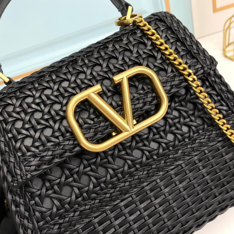 Bolsa Valentino VLogo Preta em Palha Trançada – Sofisticação Atemporal com Toque Artesanal