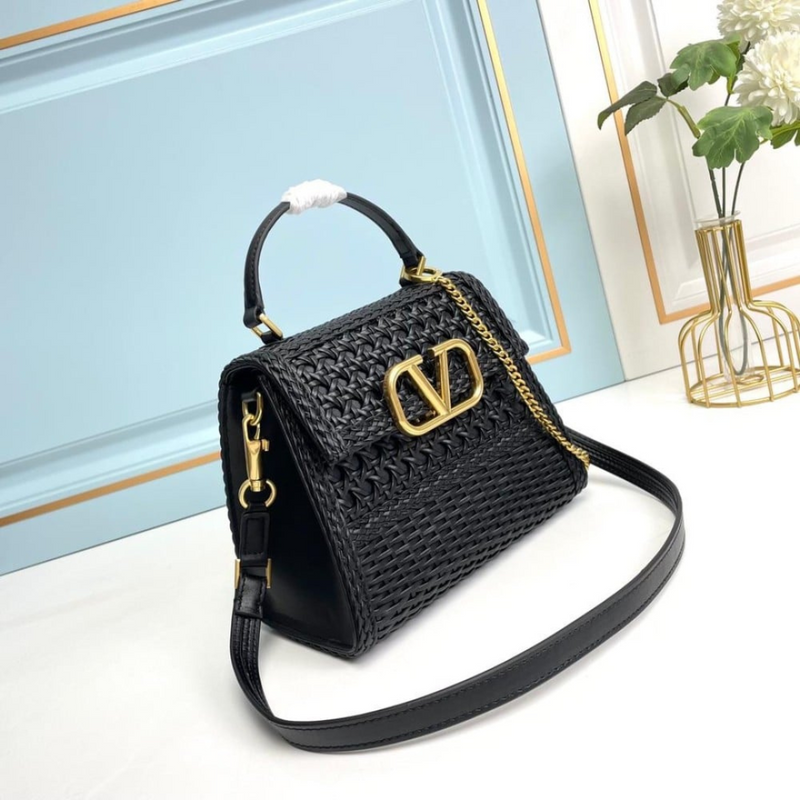 Bolsa Valentino VLogo Preta em Palha Trançada – Sofisticação Atemporal com Toque Artesanal