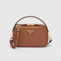 Mini Bolsa Prada Odette em Couro