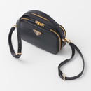 Mini Bolsa Prada Odette em Couro