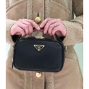 Mini Bolsa Prada Odette em Couro